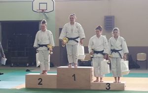 Stecy D.S monte sur le podium au tournoi de Pierre Bénite